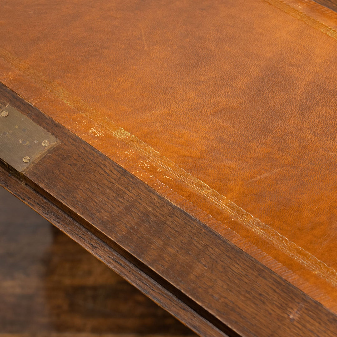 立体感のある花などの装飾が贅沢に施された オーク ライティングビューロー /23K