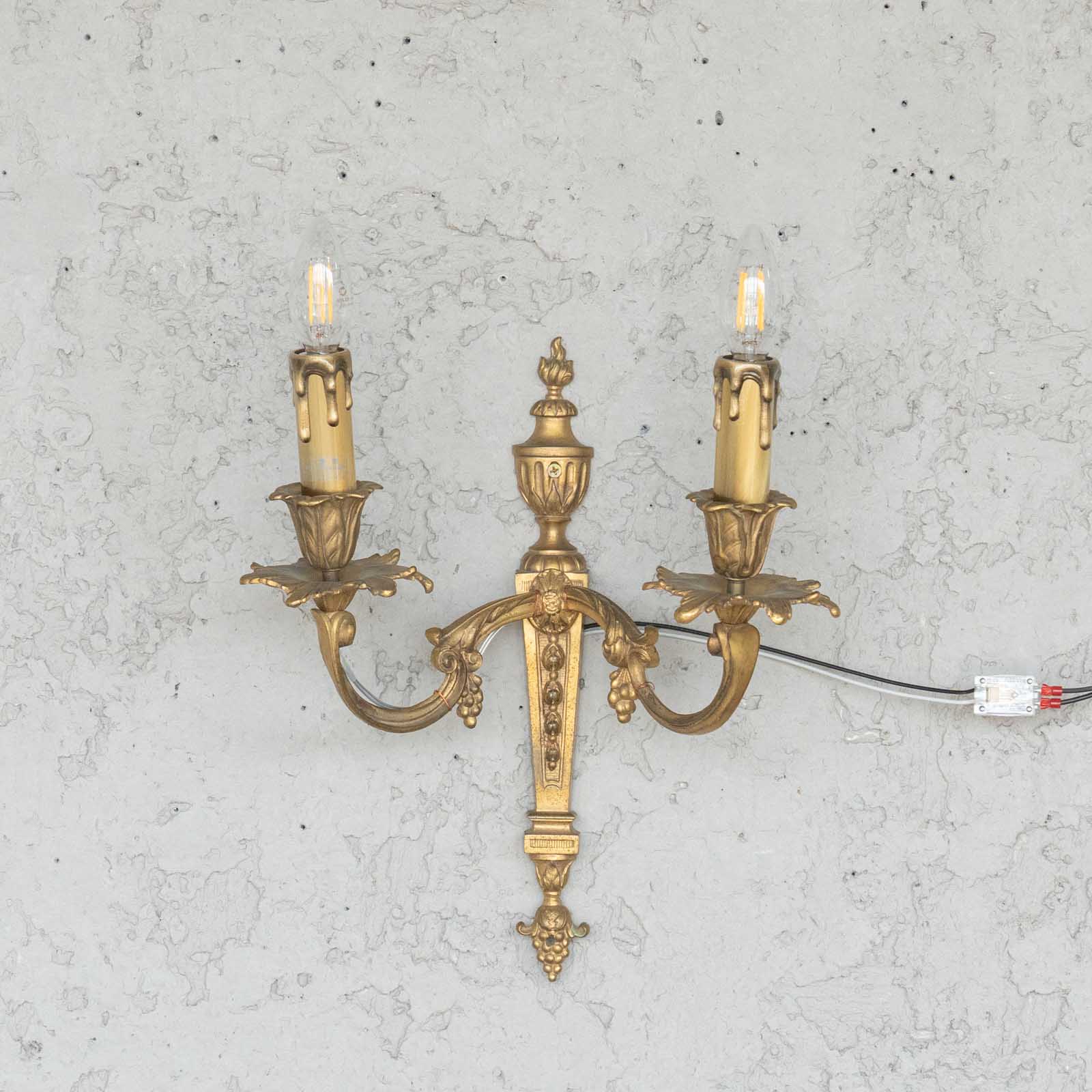 神聖なブドウモチーフの装飾が気品ある美しさ 真鍮製 ウォールランプ2