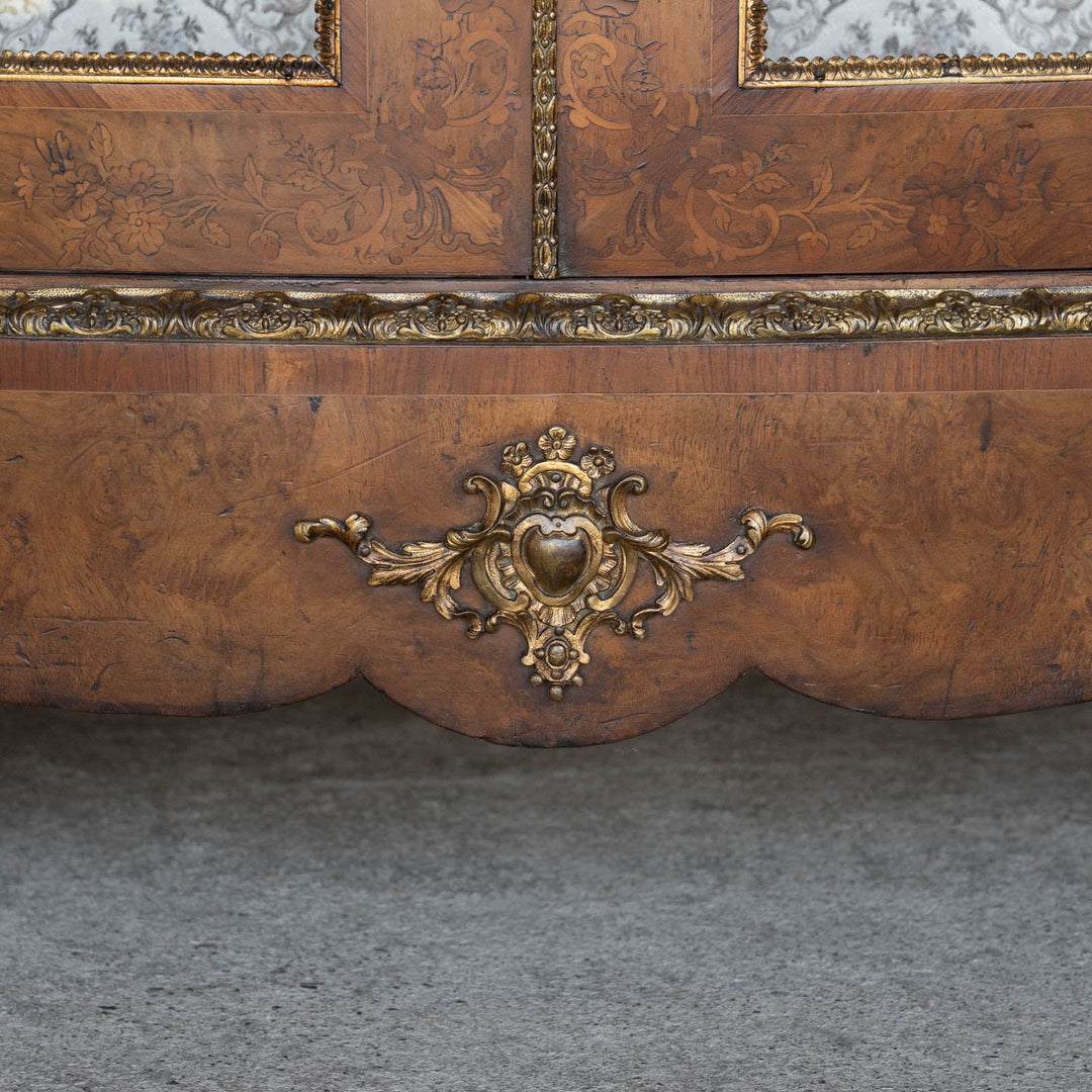 【W. Greenwood グリーンウッド】豪華で美しい装飾が魅力的 ピアキャビネット /23K