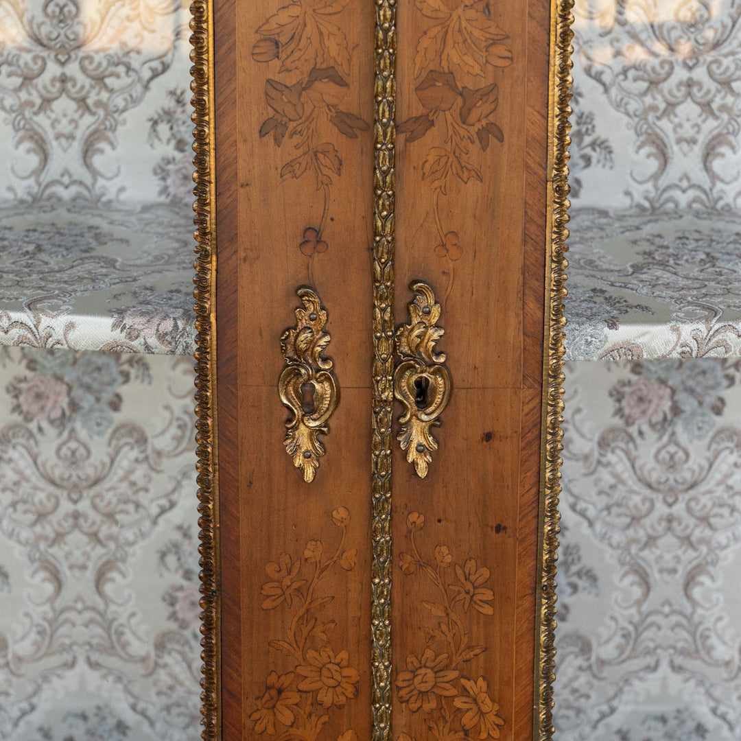 【W. Greenwood グリーンウッド】豪華で美しい装飾が魅力的 ピアキャビネット /23K