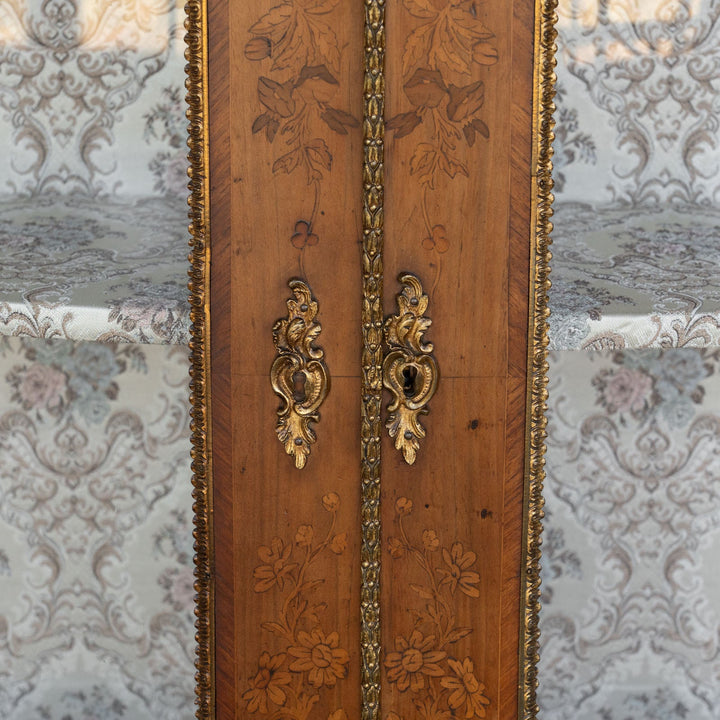 【W. Greenwood グリーンウッド】豪華で美しい装飾が魅力的 ピアキャビネット /23K