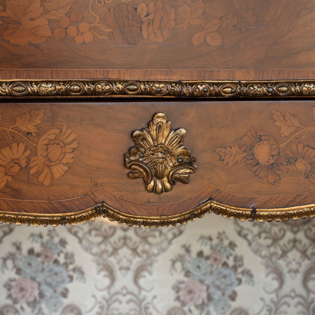 【W. Greenwood グリーンウッド】豪華で美しい装飾が魅力的 ピアキャビネット /23K