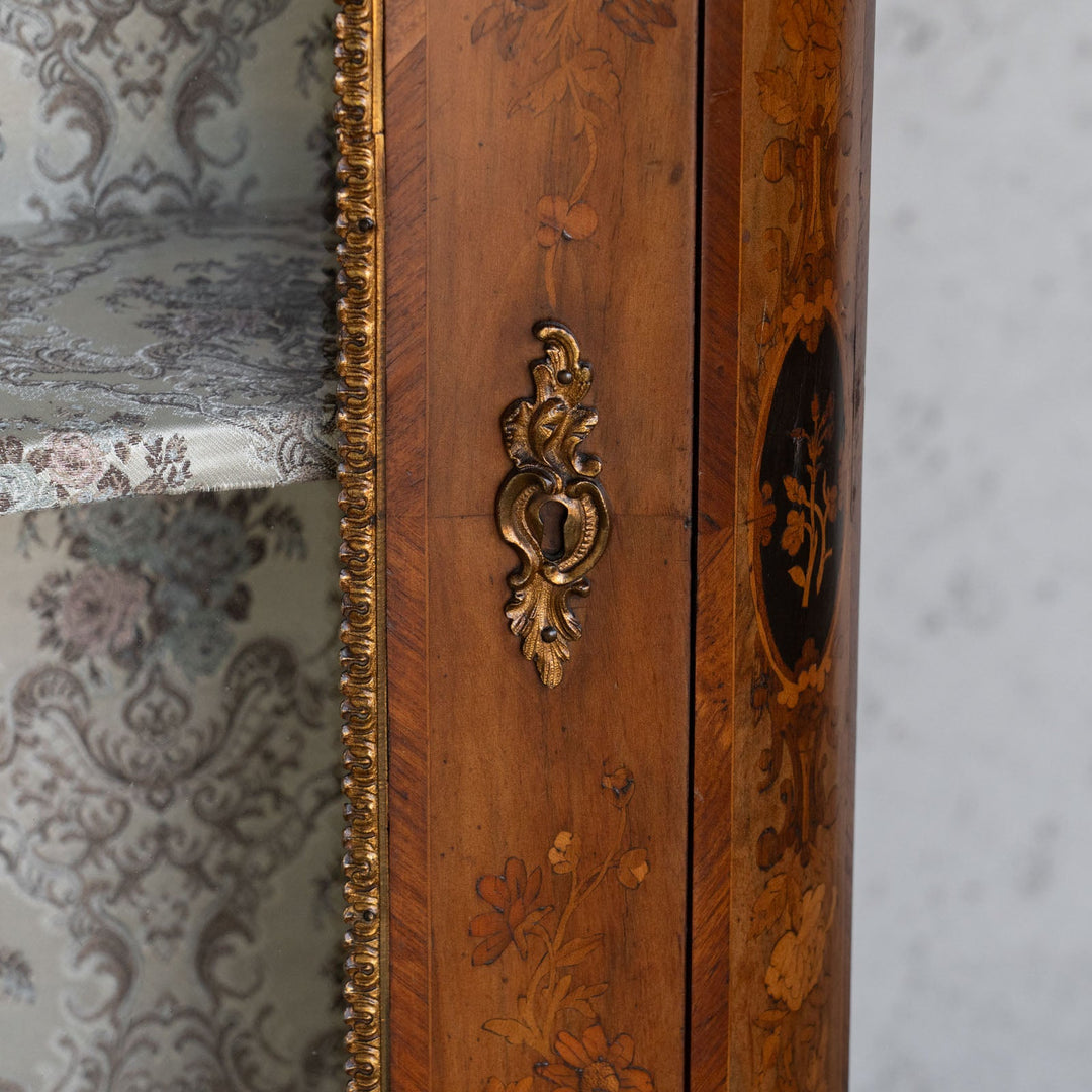 【W. Greenwood グリーンウッド】豪華で美しい装飾が魅力的 ピアキャビネット /23K