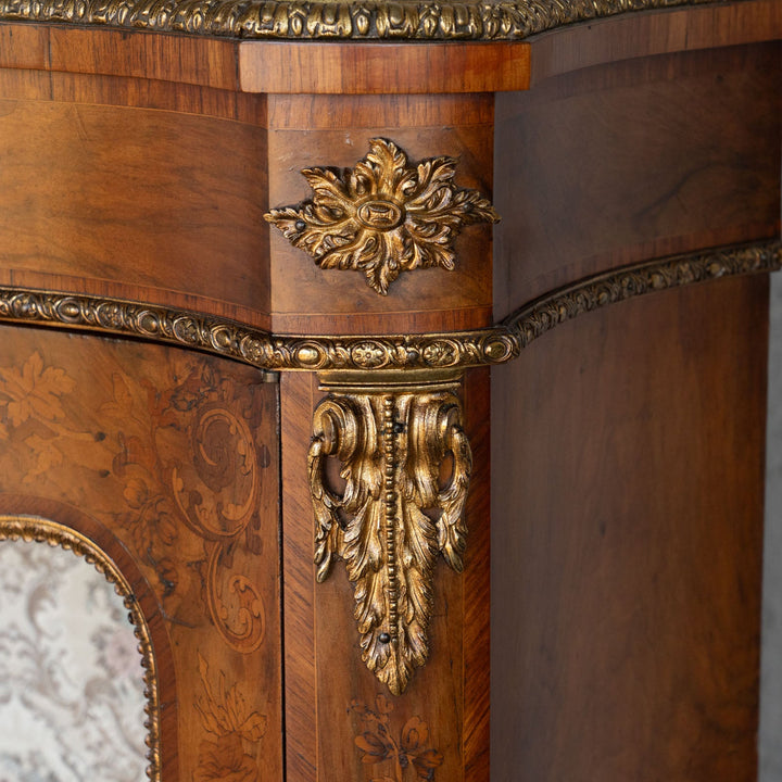 【W. Greenwood グリーンウッド】豪華で美しい装飾が魅力的 ピアキャビネット /23K