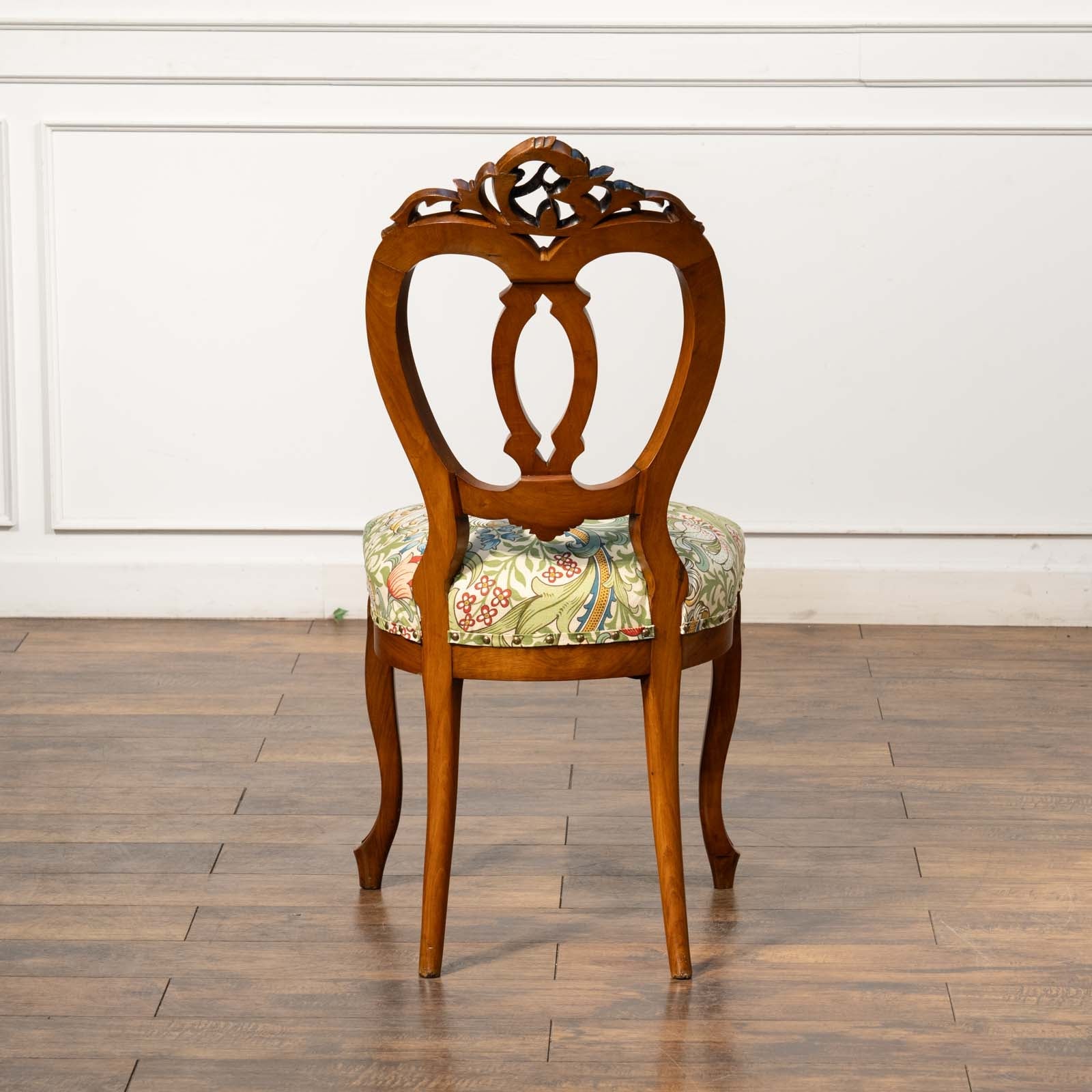 ウィリアムモリス生地を使った トップレイルの優雅な透かし彫刻