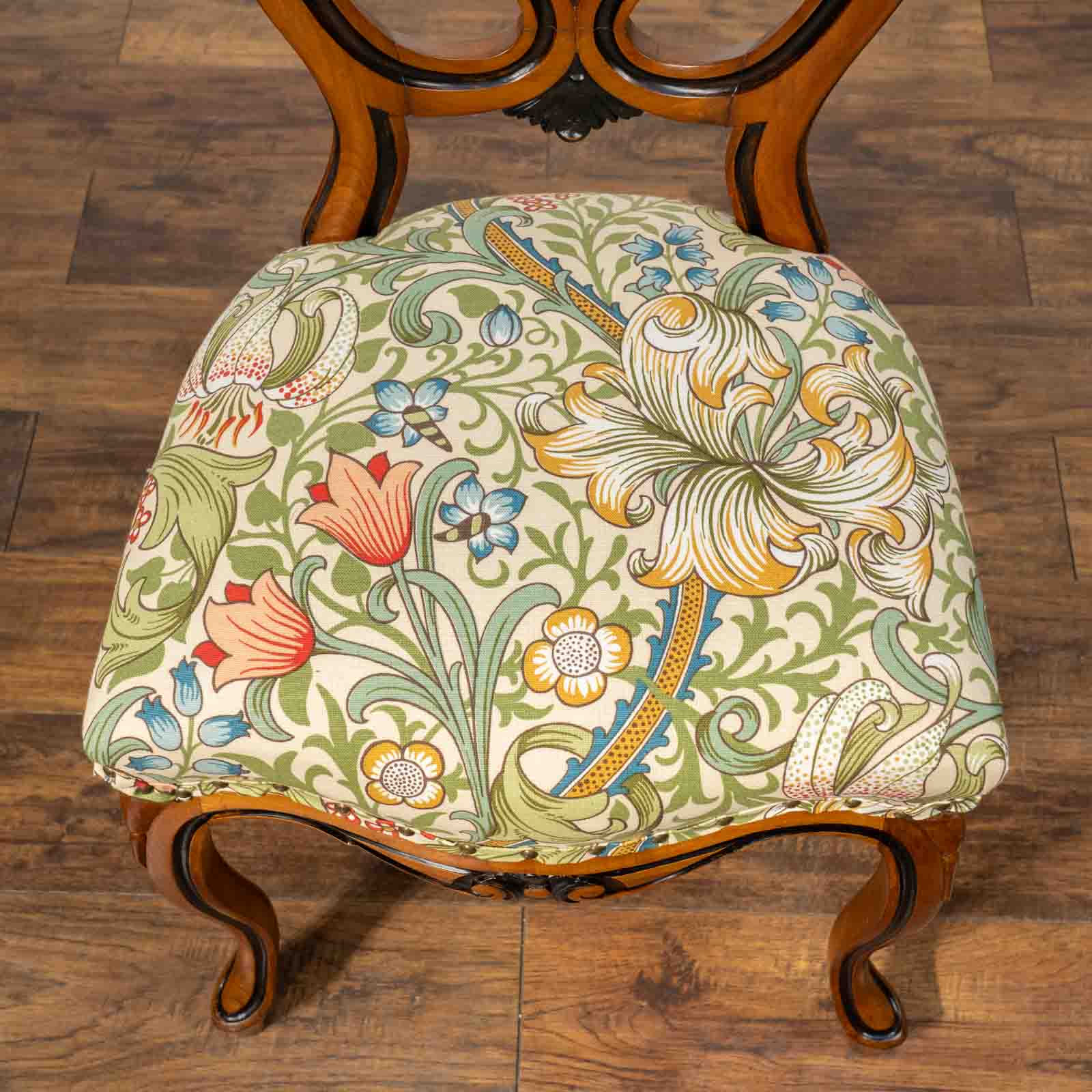 ウィリアムモリス生地を使った トップレイルの優雅な透かし彫刻