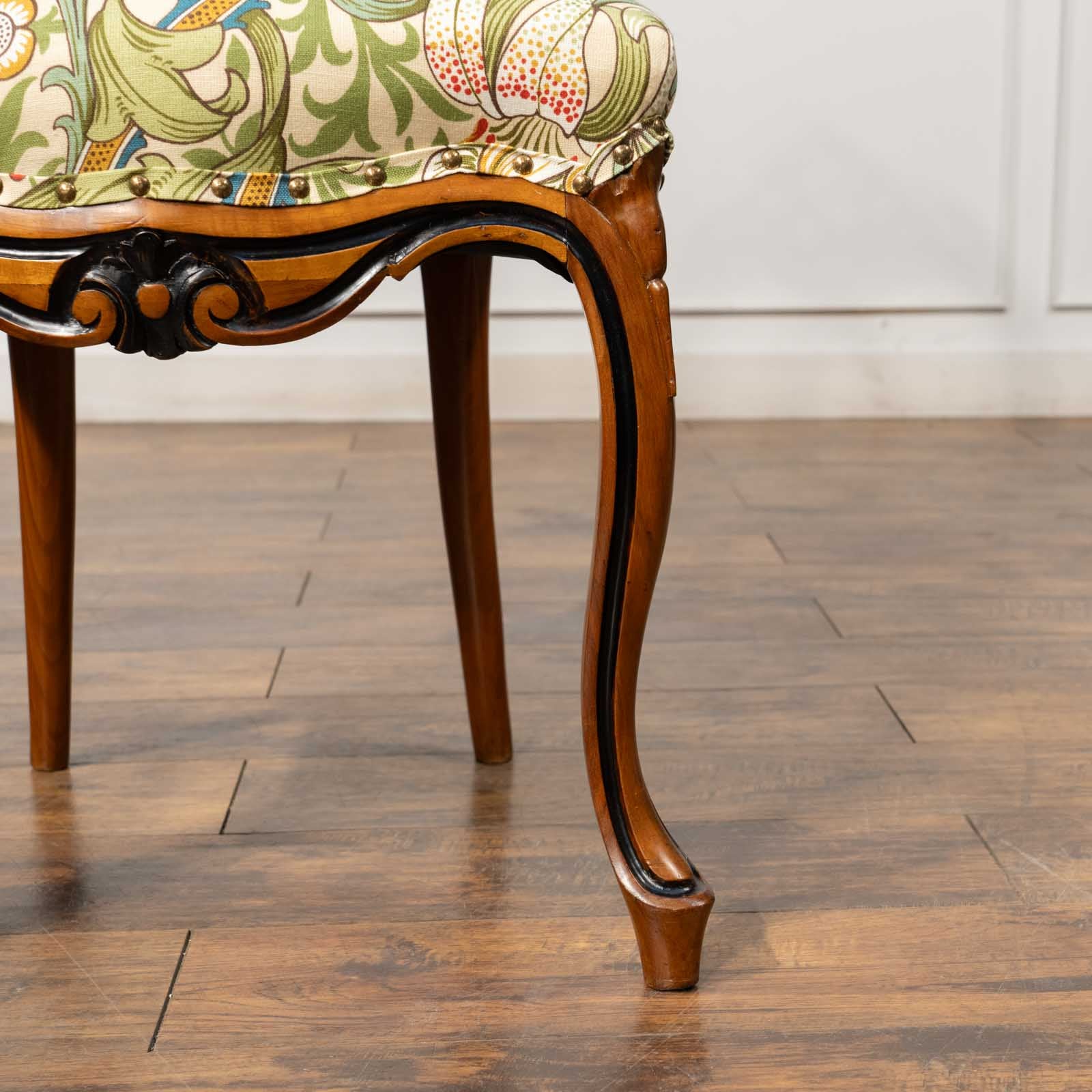 ウィリアムモリス生地を使った トップレイルの優雅な透かし彫刻