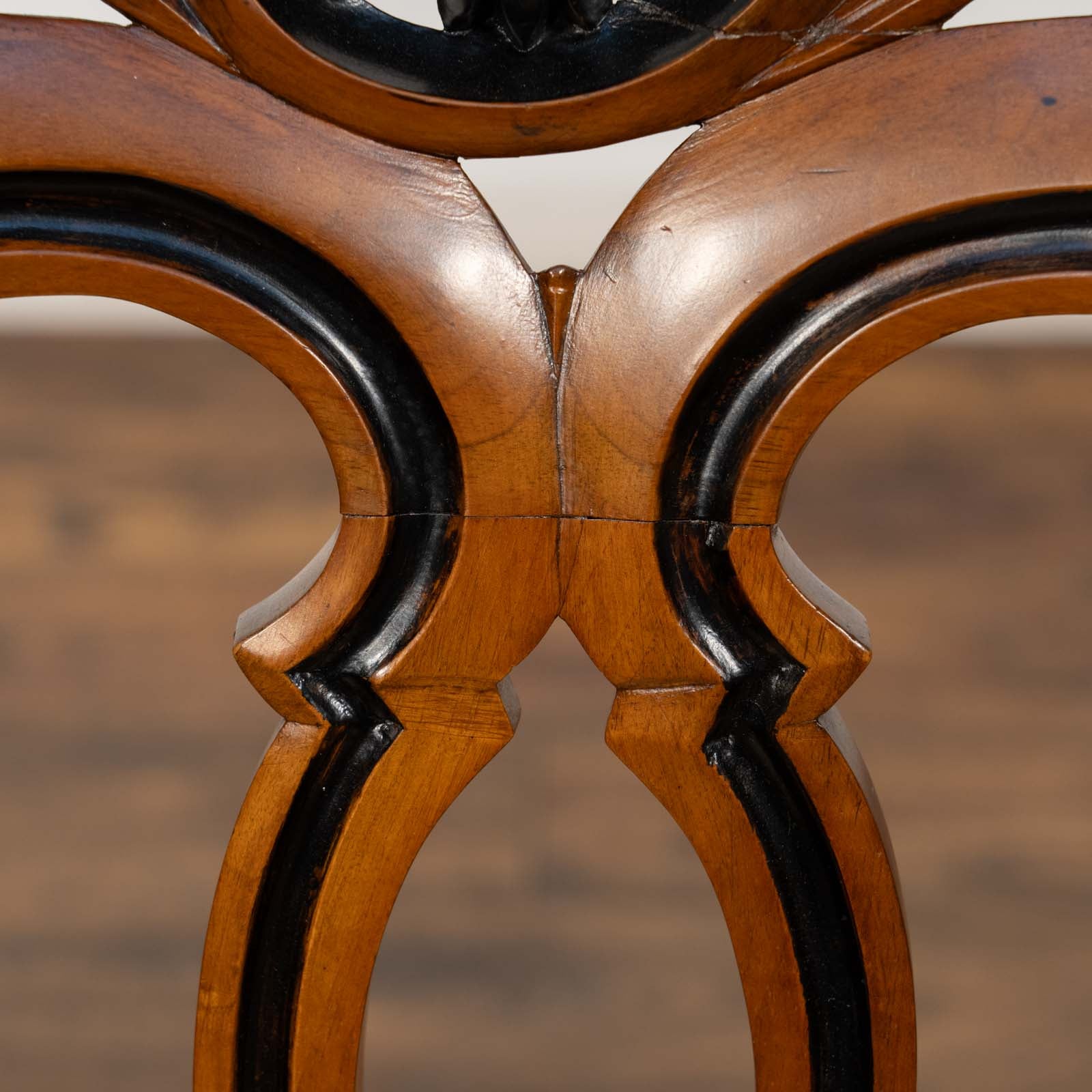 ウィリアムモリス生地を使った トップレイルの優雅な透かし彫刻