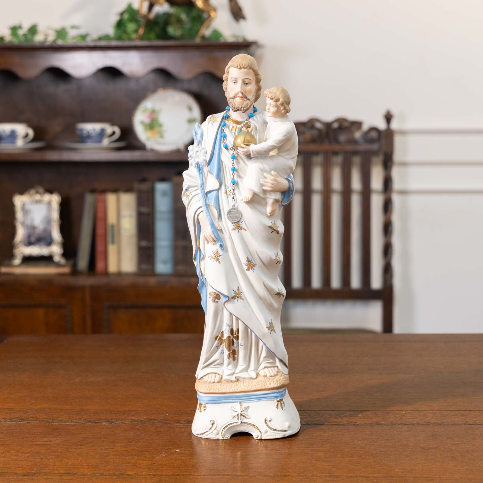 聖ヨセフが幼子イエスを優しく抱く 美しい彩色の聖父子像のオブジェ[m