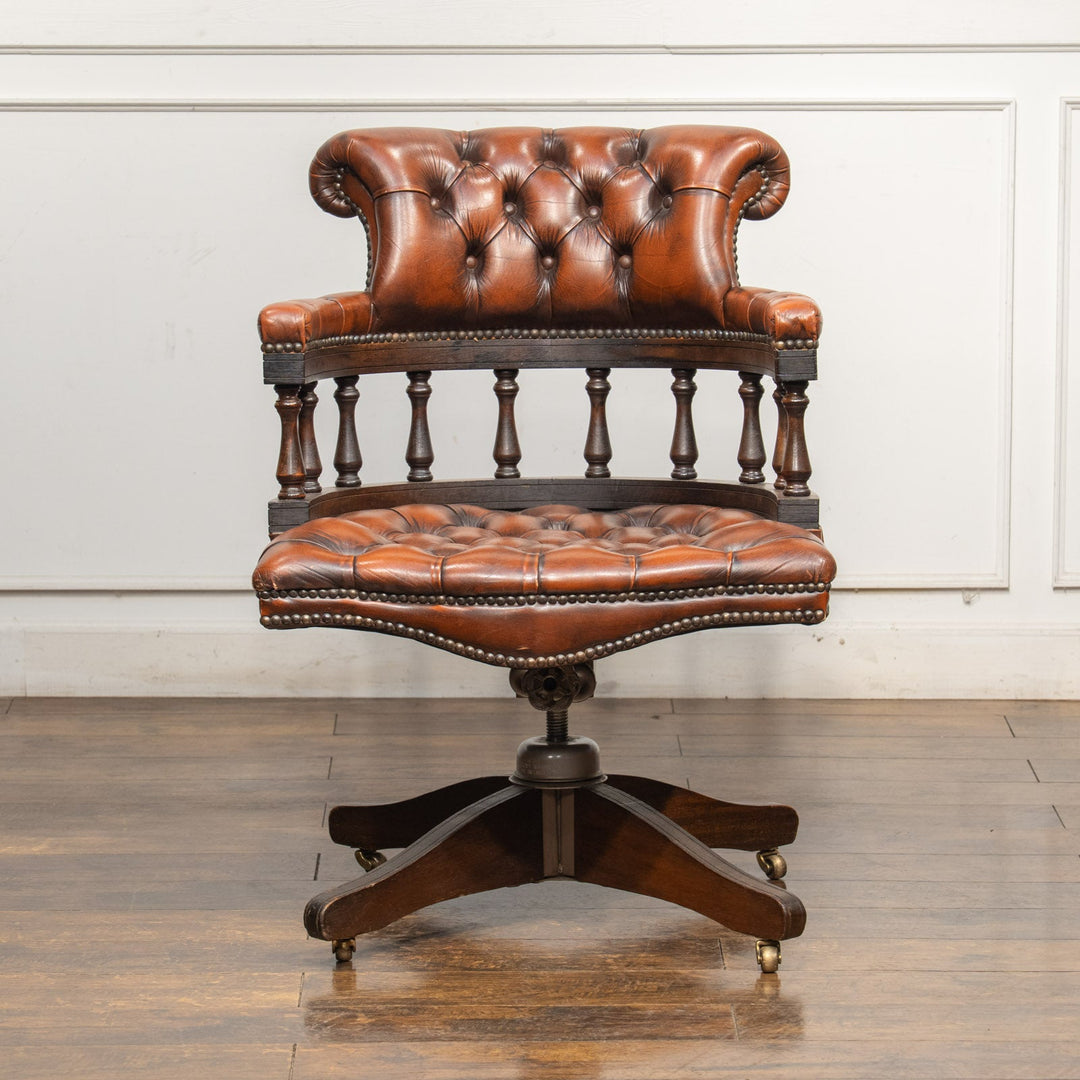 堂々とした貫禄のある英国伝統様式 チェスターフィールド キャプテンチェア