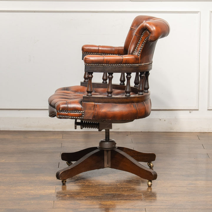 堂々とした貫禄のある英国伝統様式 チェスターフィールド キャプテンチェア