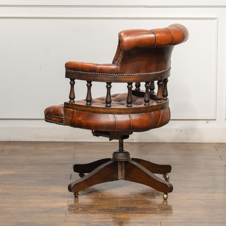 堂々とした貫禄のある英国伝統様式 チェスターフィールド キャプテンチェア