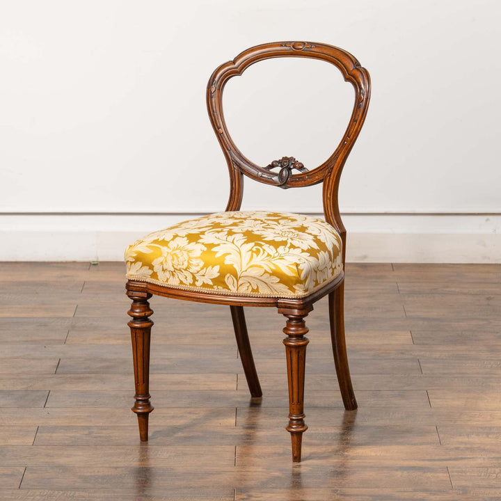 華やかな張地にフルーティングの脚が上品 ヴィクトリアン バルーンバックチェア /23L-6[m]