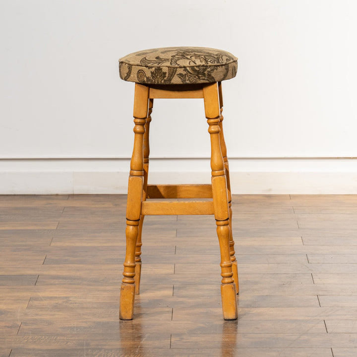温かみのあるターニングレッグに上品な植物モチーフの座面が優雅 ビーチ バースツール /23L-1[m]