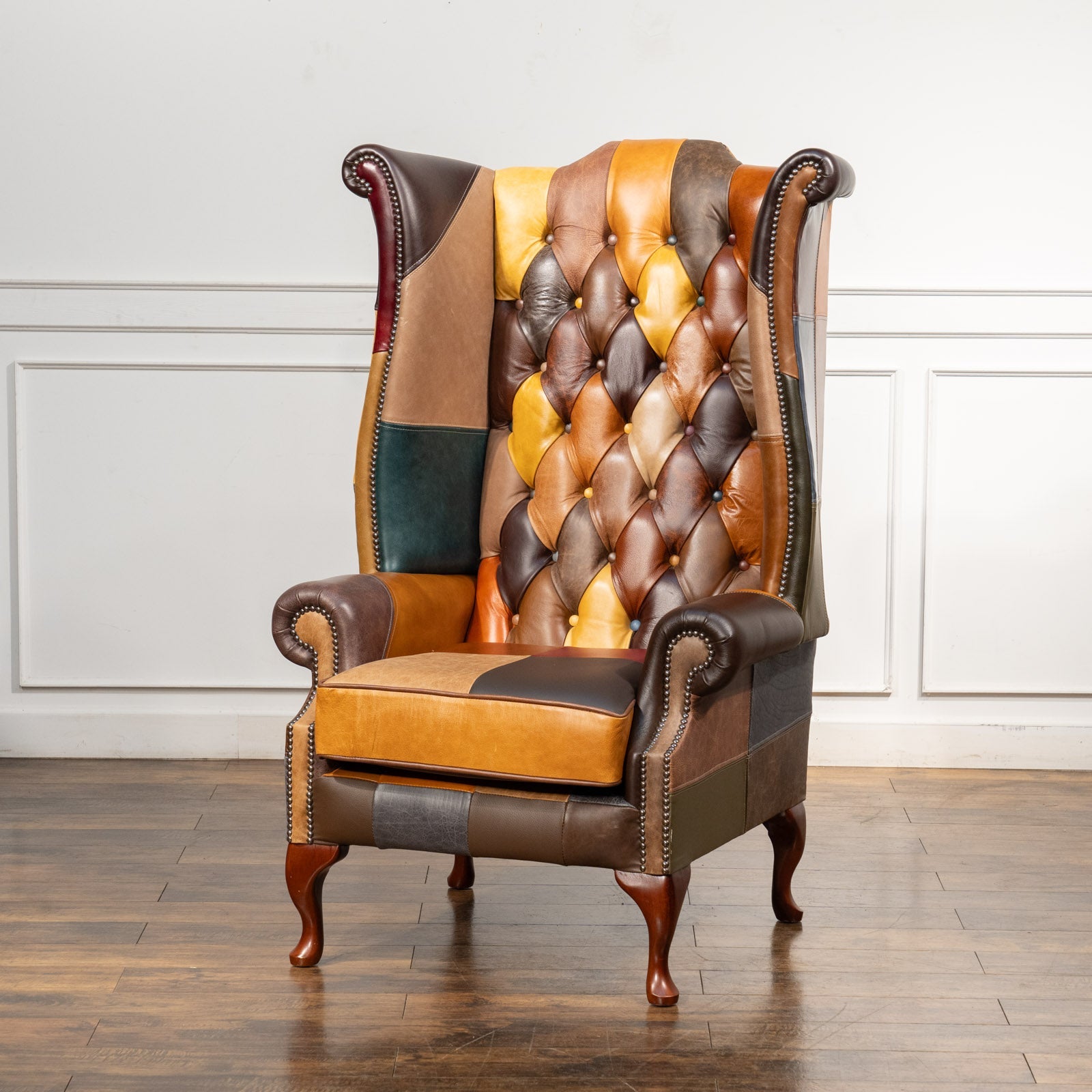 様々なカラーのレザーで作られたパッチワークデザインが素敵