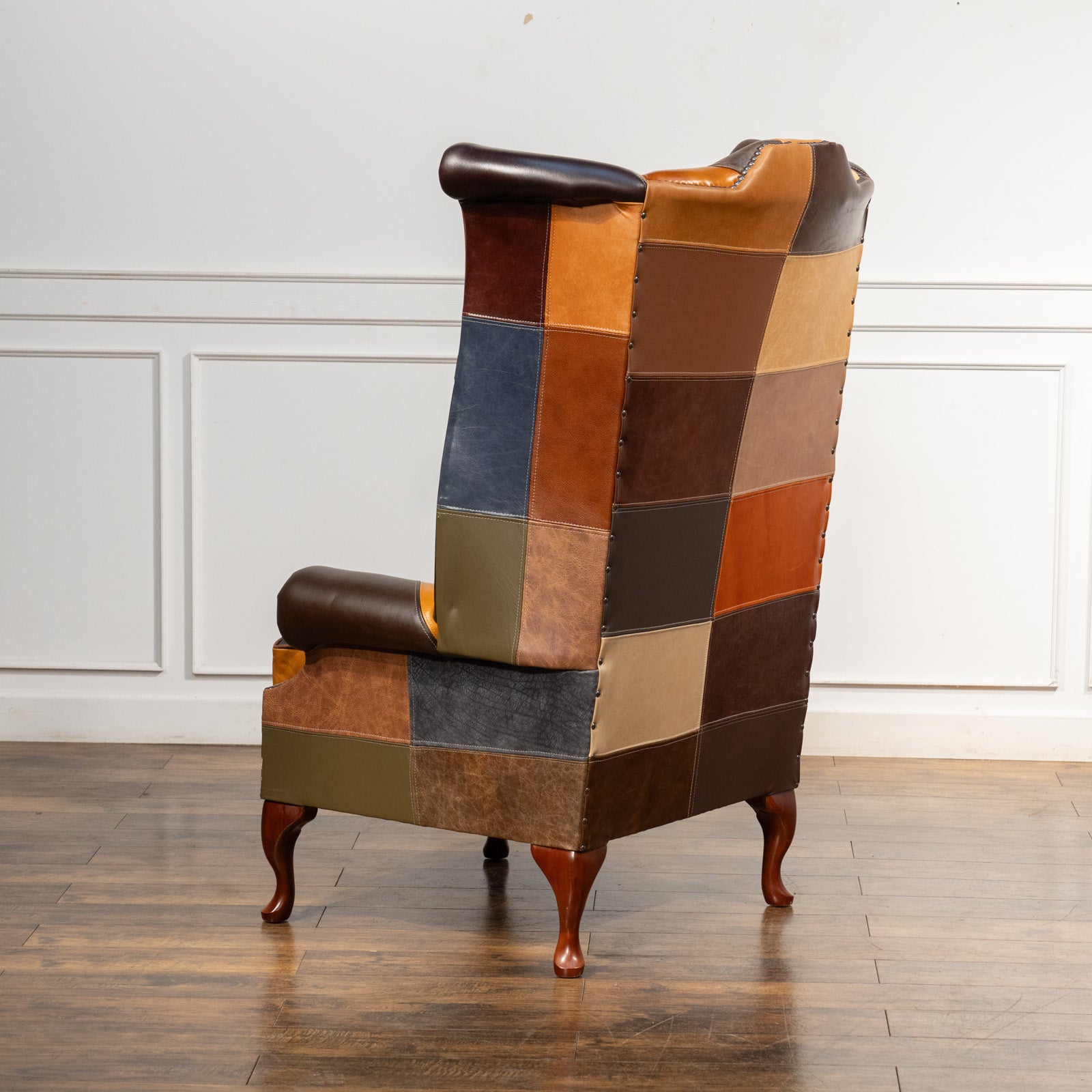 様々なカラーのレザーで作られたパッチワークデザインが素敵