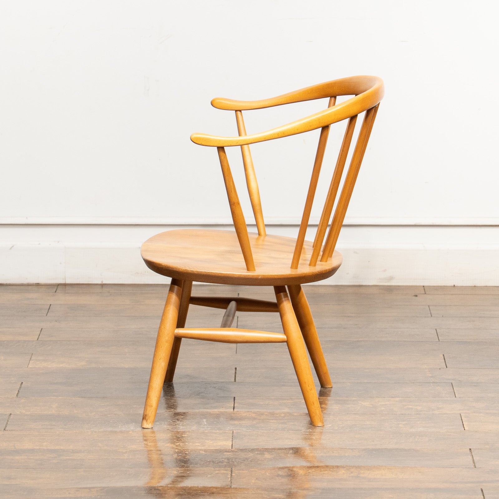 英国【ERCOL アーコール】ゆとりある座面で安定感抜群 ロータイプ