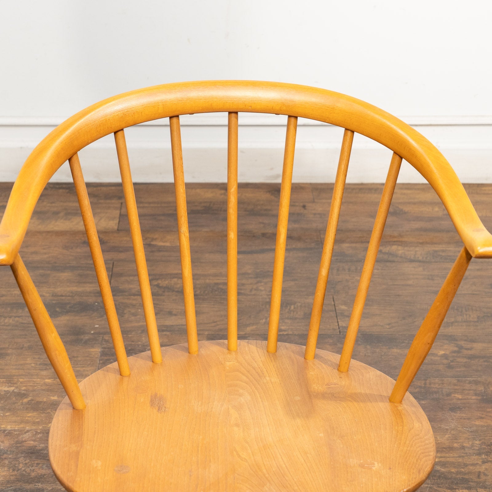 英国【ERCOL アーコール】ゆとりある座面で安定感抜群 ロータイプ