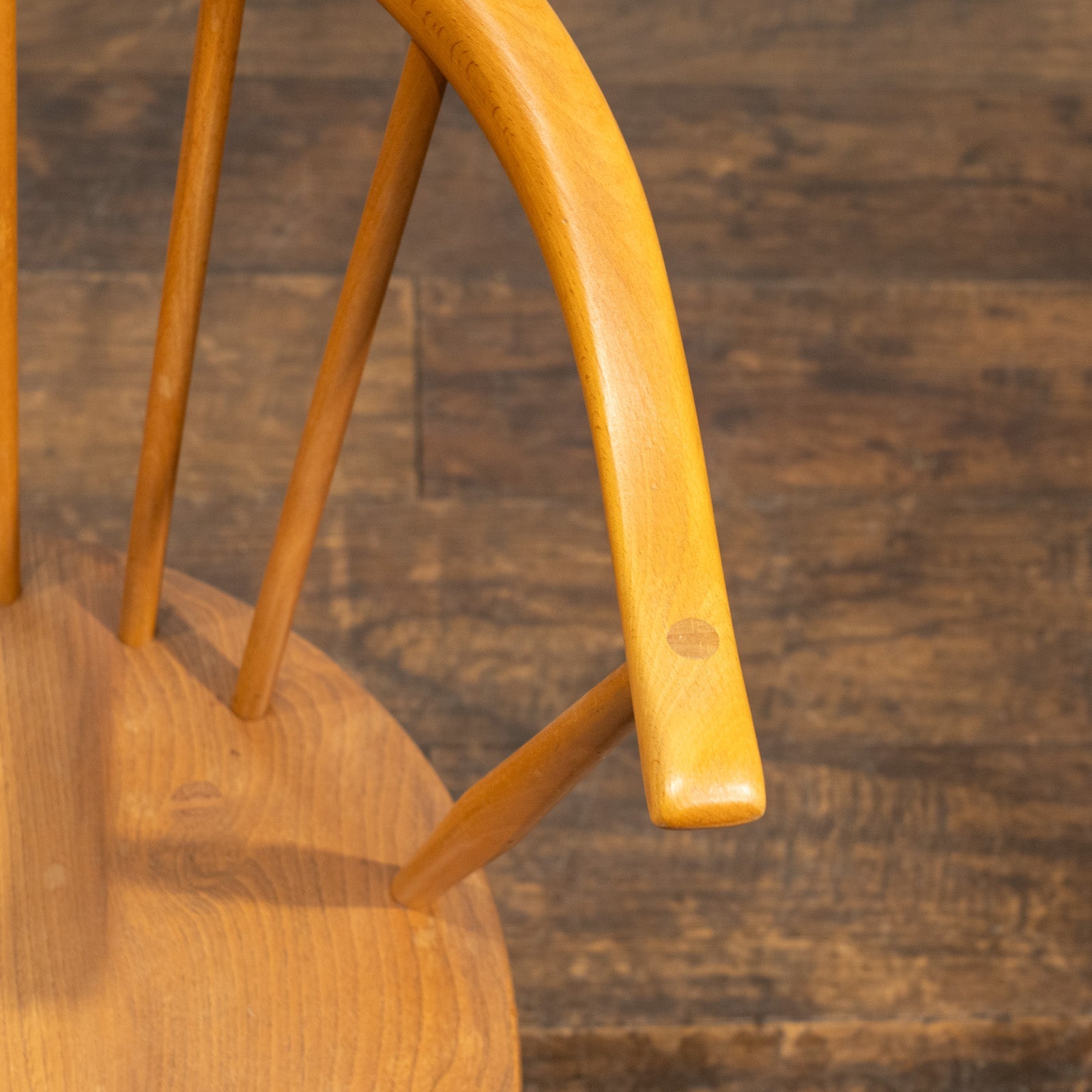 英国【ERCOL アーコール】ゆとりある座面で安定感抜群 ロータイプ
