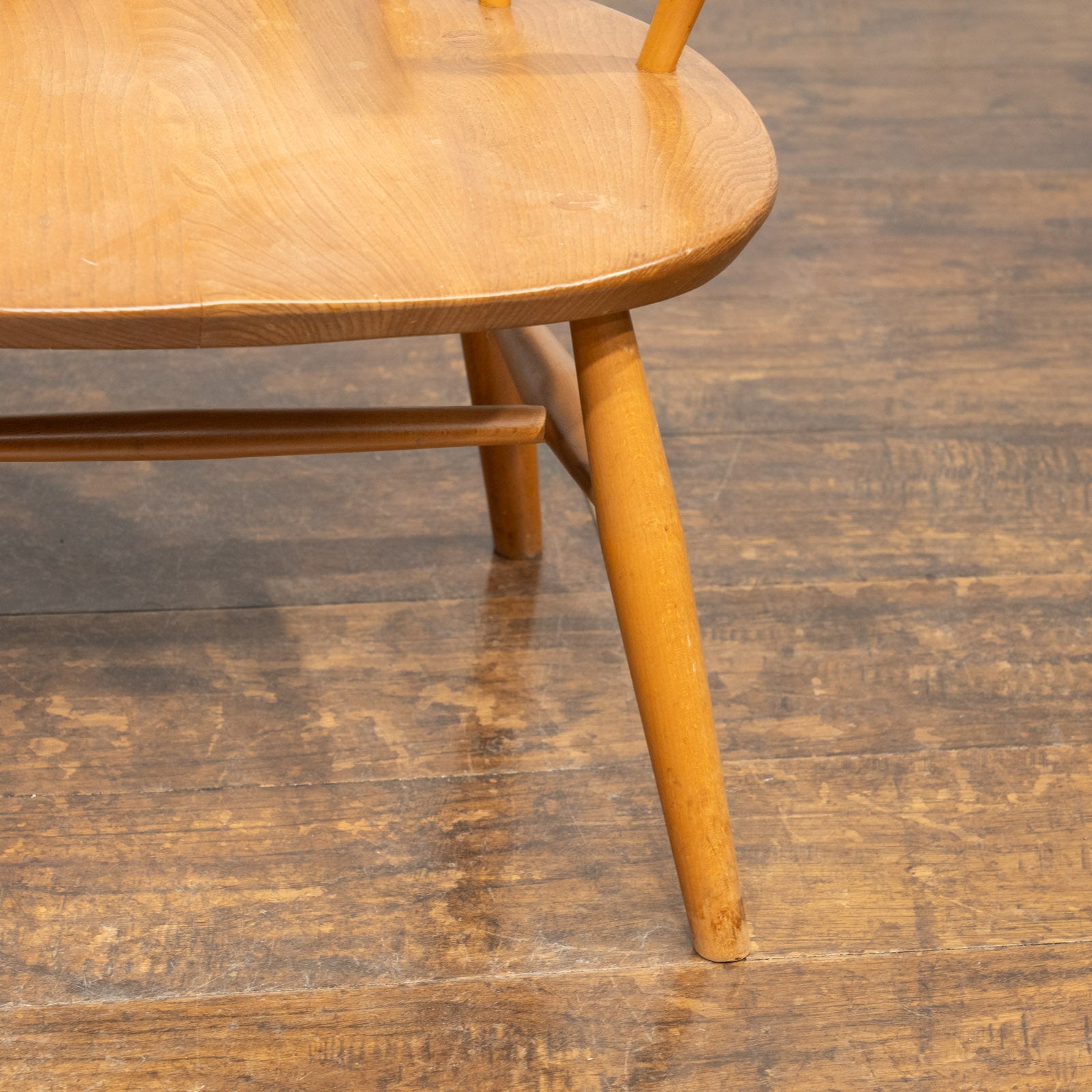 英国【ERCOL アーコール】ゆとりある座面で安定感抜群 ロータイプ