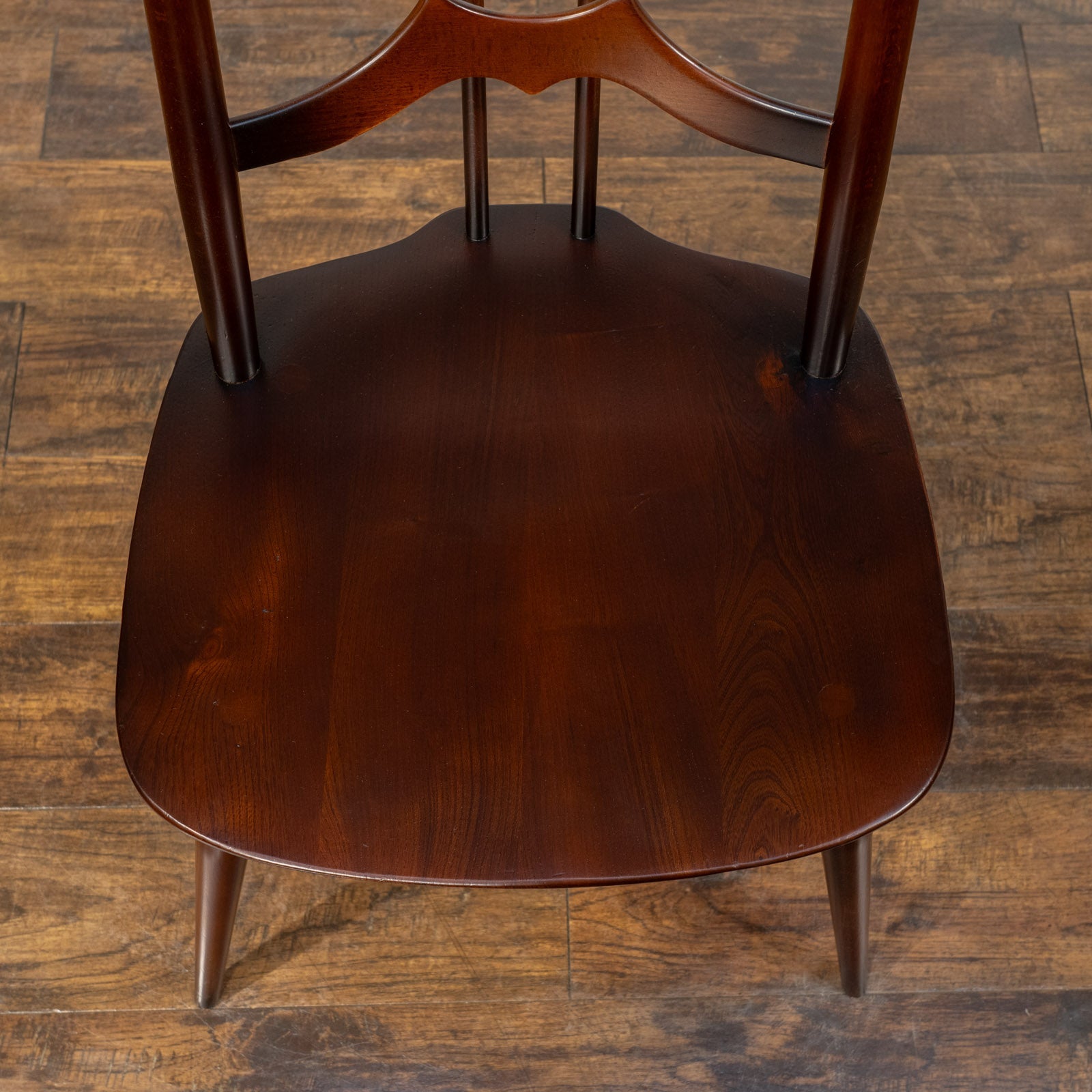 英国【ERCOL アーコール】背中をしっかり支えてくれる ラダーバック