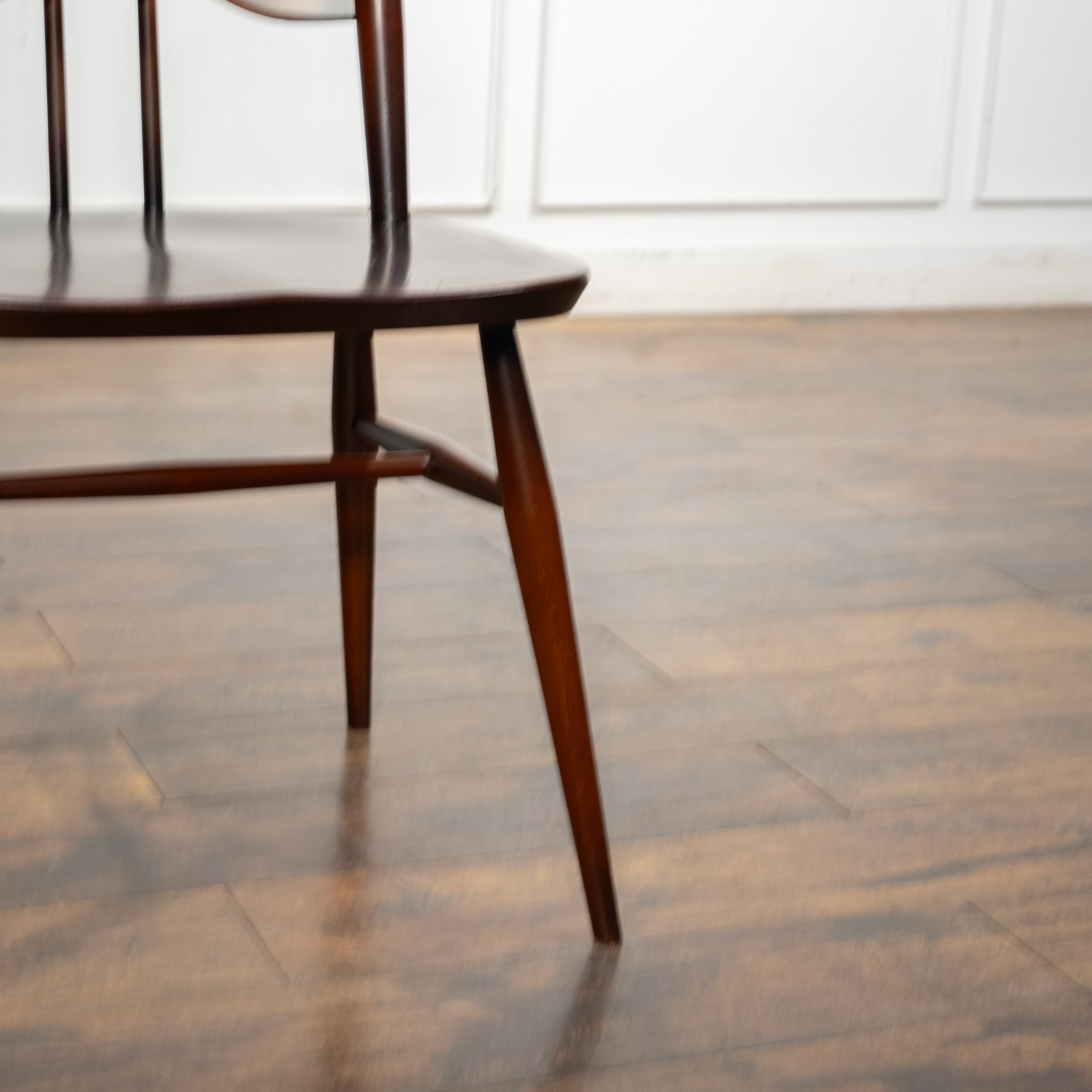 英国【ERCOL アーコール】背中をしっかり支えてくれる ラダーバック