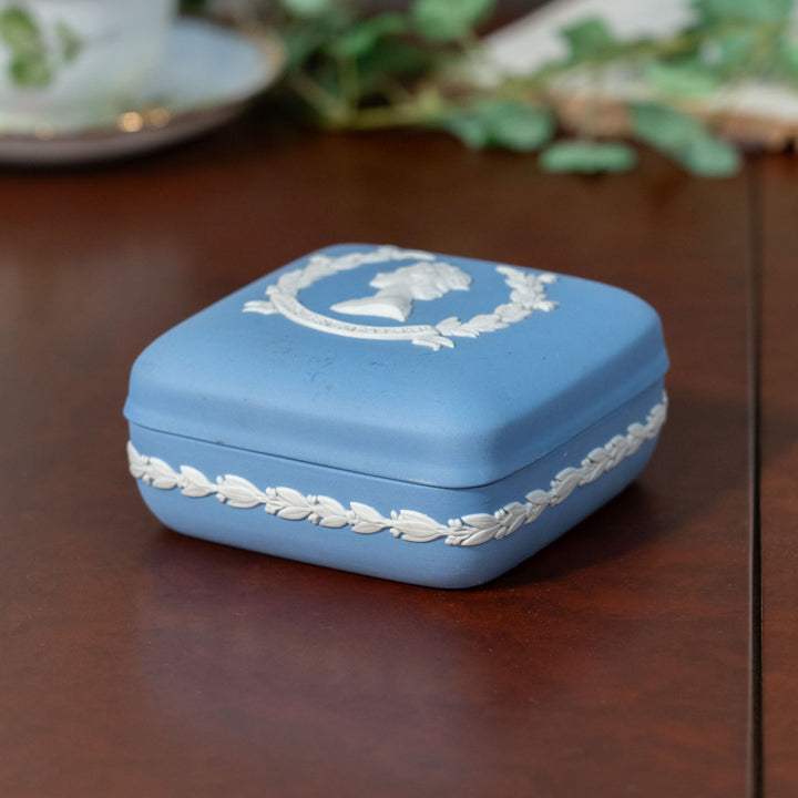 【WEDGWOOD ウェッジウッド Jasper ジャスパー】エリザベス女王モチーフ 蓋付き小物入れ トリンケットボックス ペールブルー /23K[m]