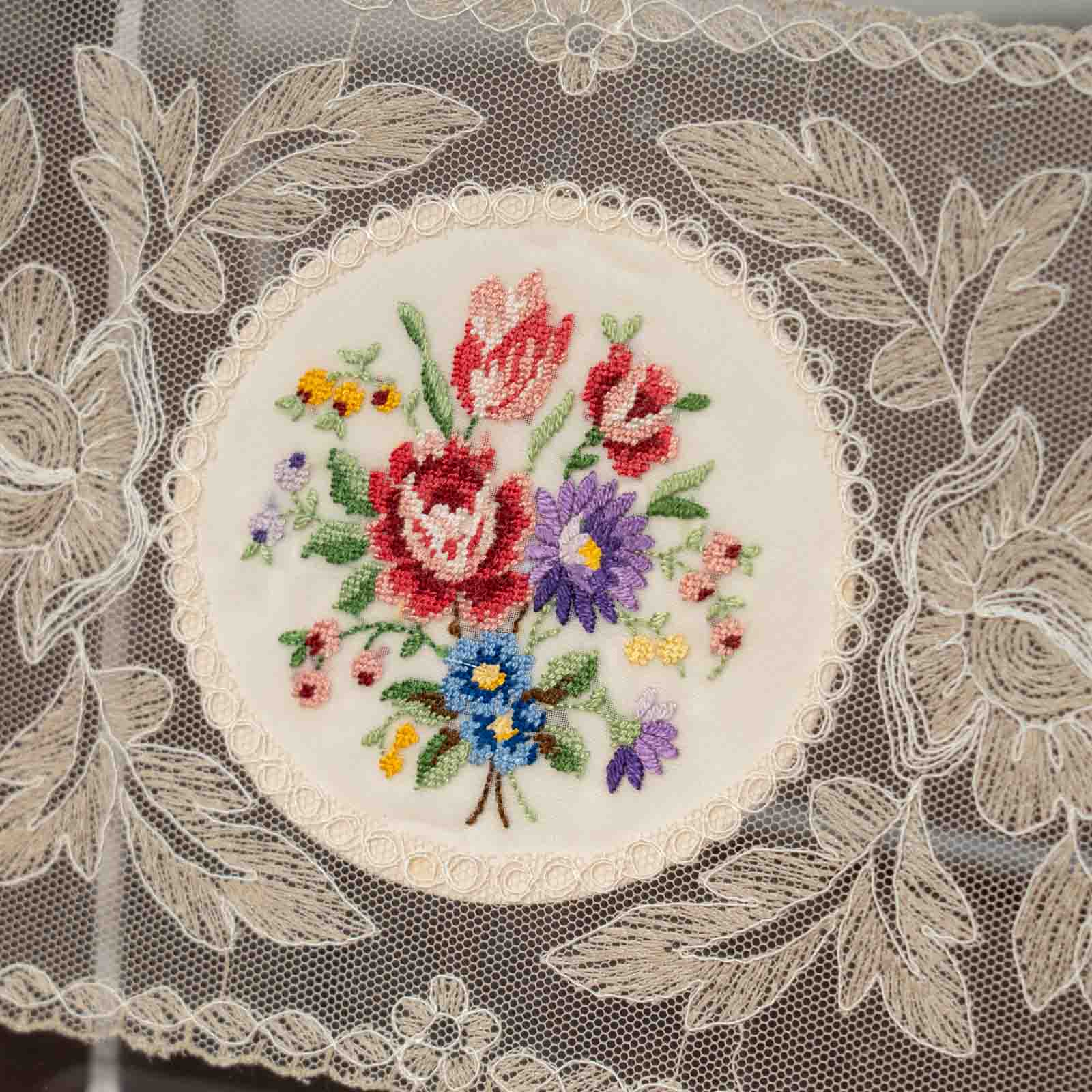 プティポワンの色鮮やかな刺繍やお花のデザインのレースが美しい