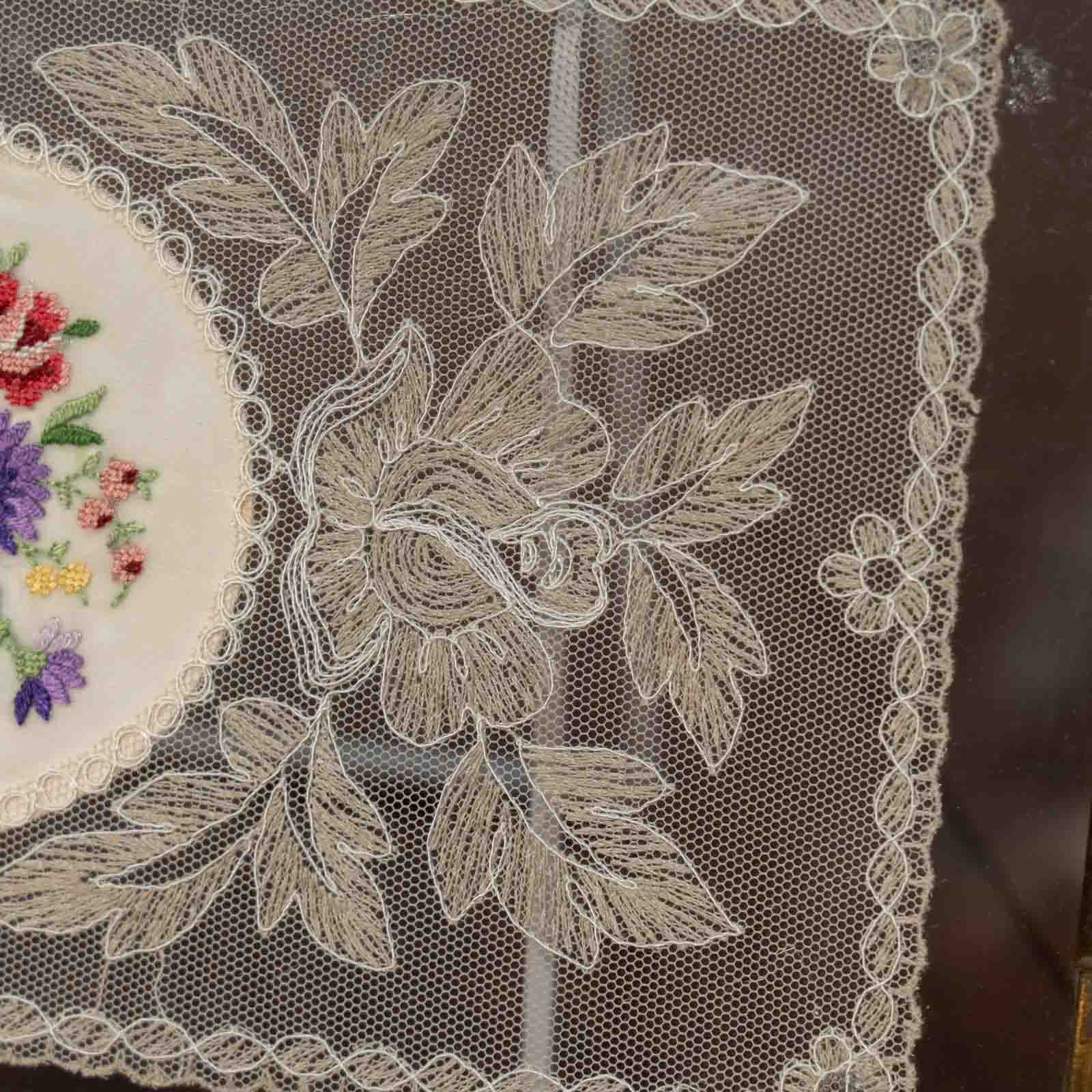 プティポワンの色鮮やかな刺繍やお花のデザインのレースが美しい