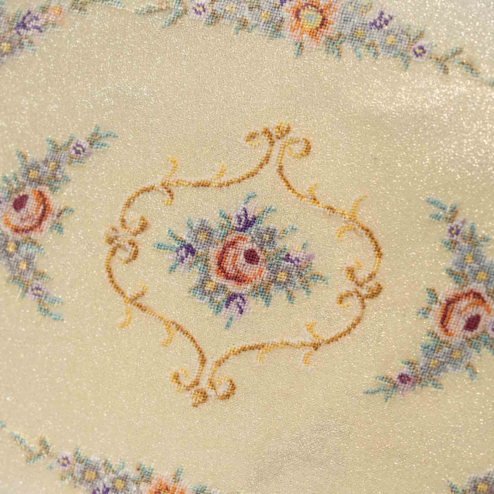 繊細な透かし装飾のフレームにプティポワンの刺繍が可憐 真鍮製