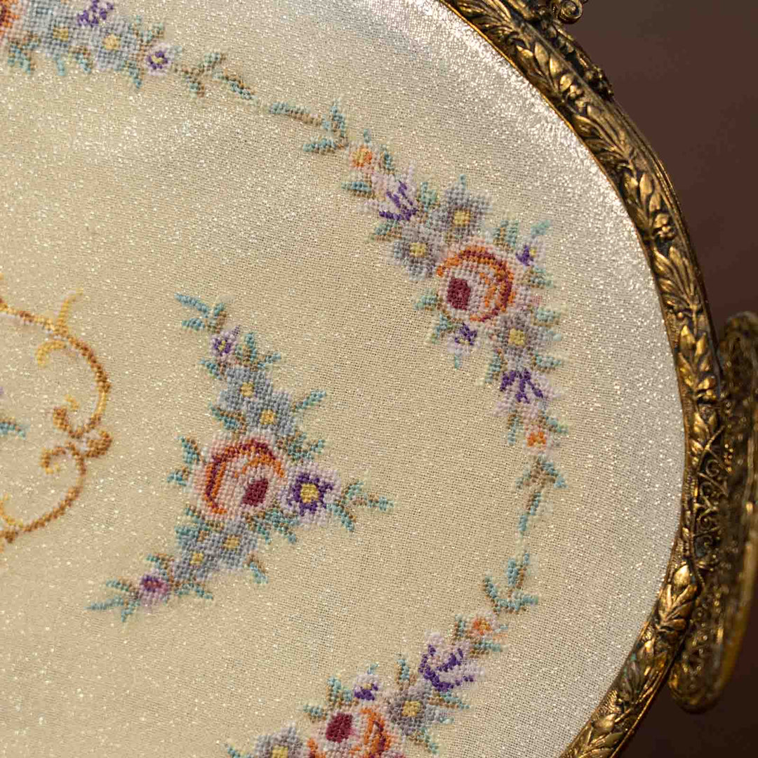 繊細な透かし装飾のフレームにプティポワンの刺繍が可憐 真鍮製 オーバル ドレッシングトレイ /23K[m]