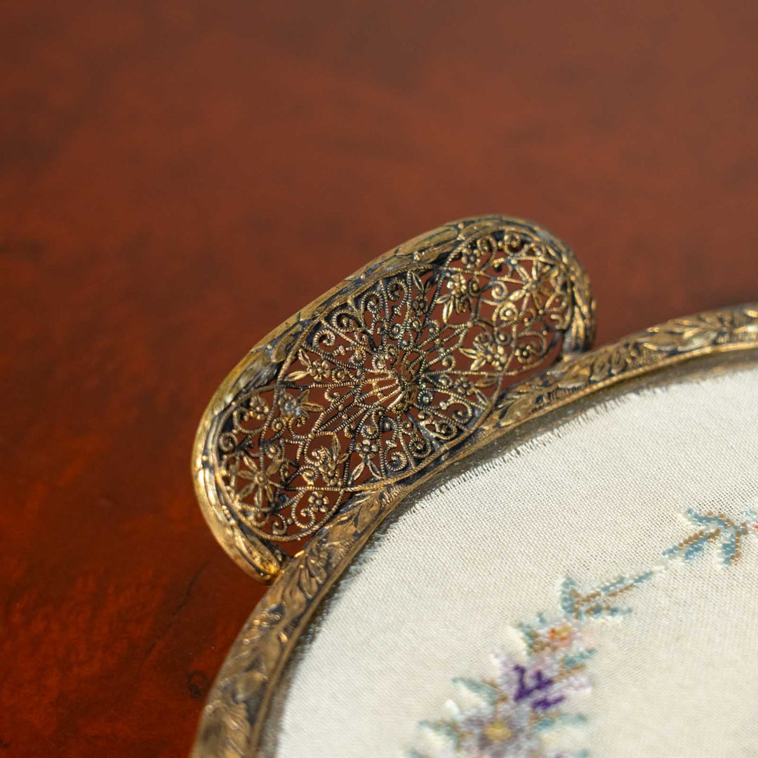 繊細な透かし装飾のフレームにプティポワンの刺繍が可憐 真鍮製 オーバル ドレッシングトレイ /23K[m]