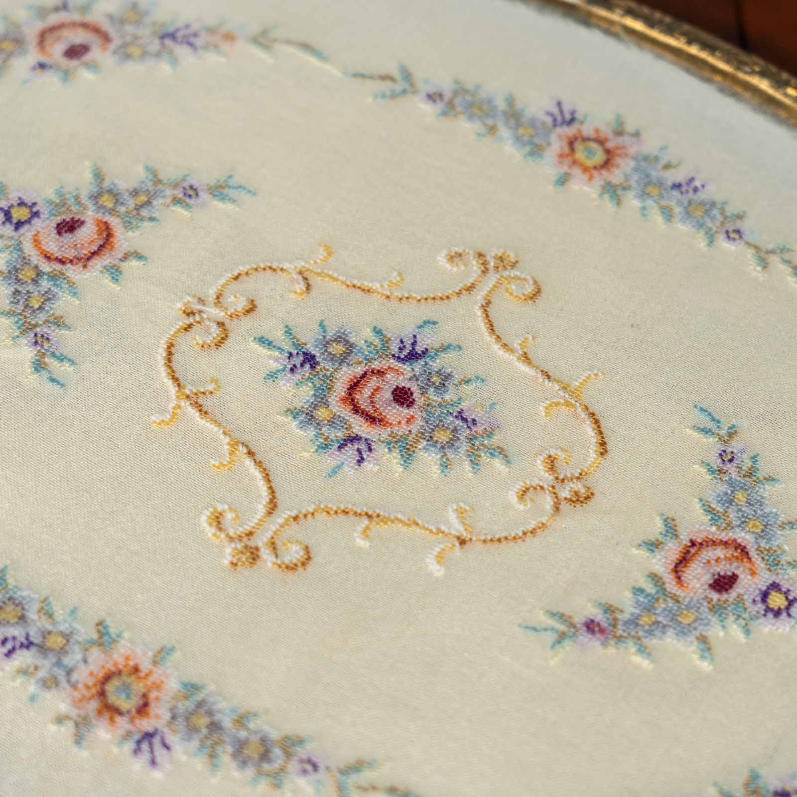 繊細な透かし装飾のフレームにプティポワンの刺繍が可憐 真鍮製