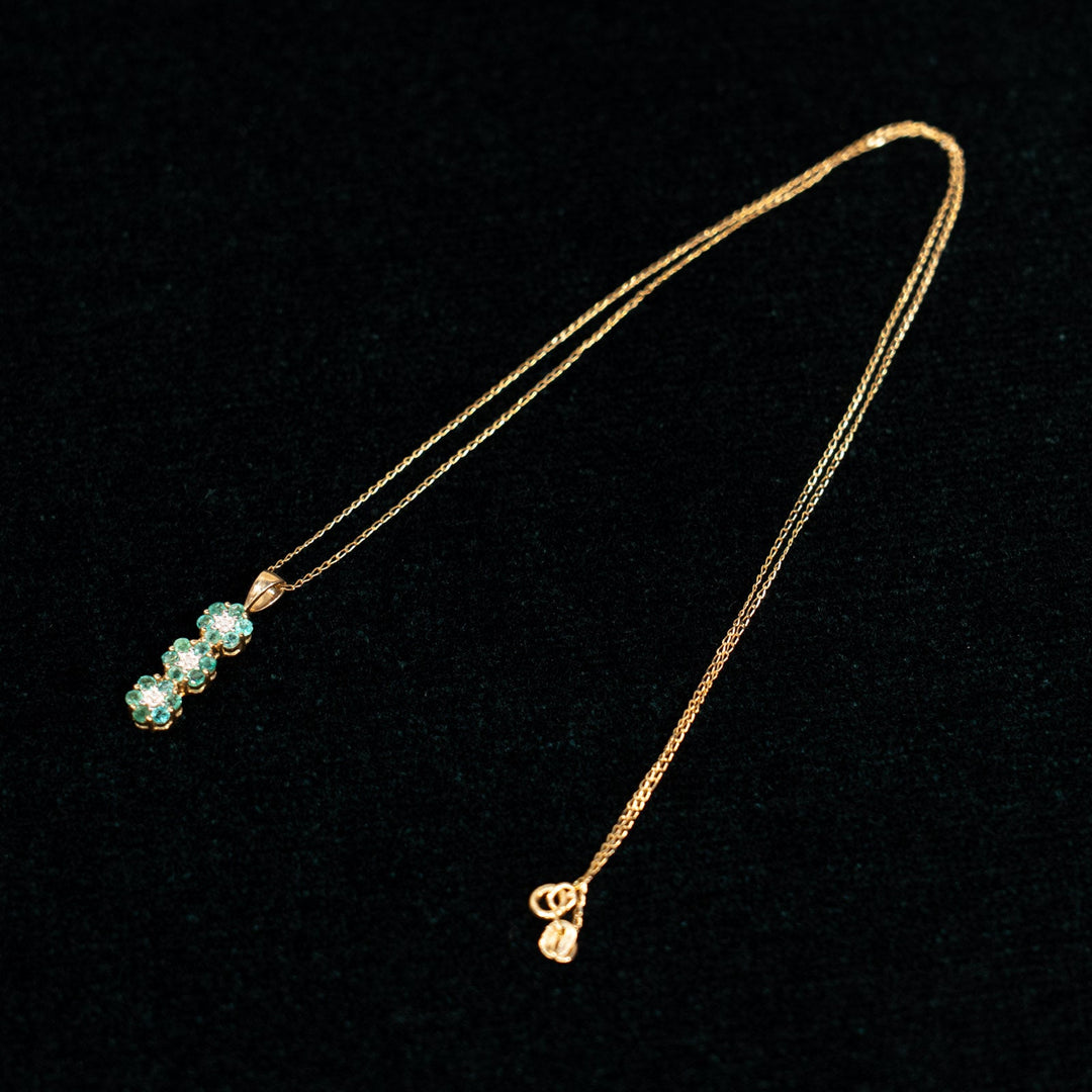 可憐な花が連なる トリプルクラスター ダイヤモンド エメラルド ペンダント /23K