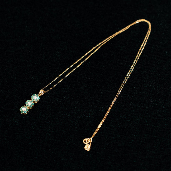 可憐な花が連なる トリプルクラスター ダイヤモンド エメラルド ペンダント /23K