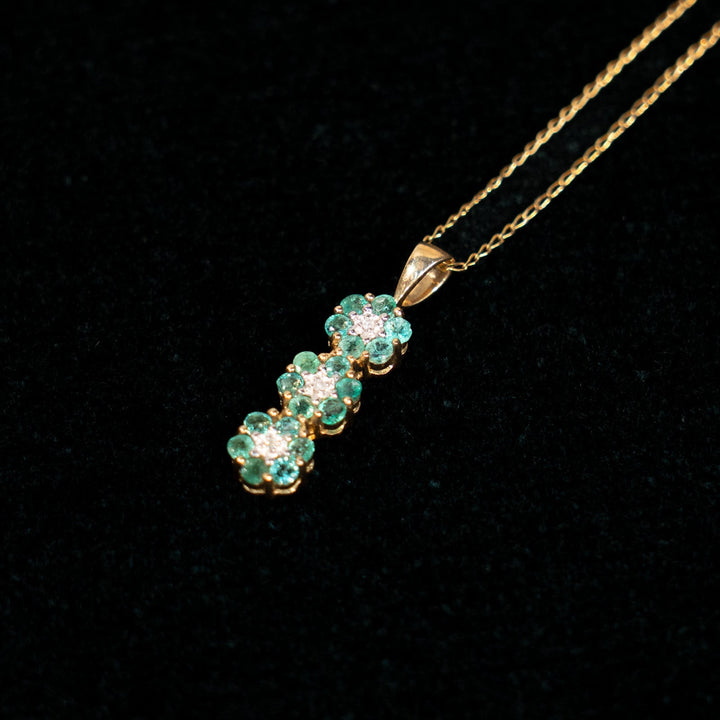 可憐な花が連なる トリプルクラスター ダイヤモンド エメラルド ペンダント /23K