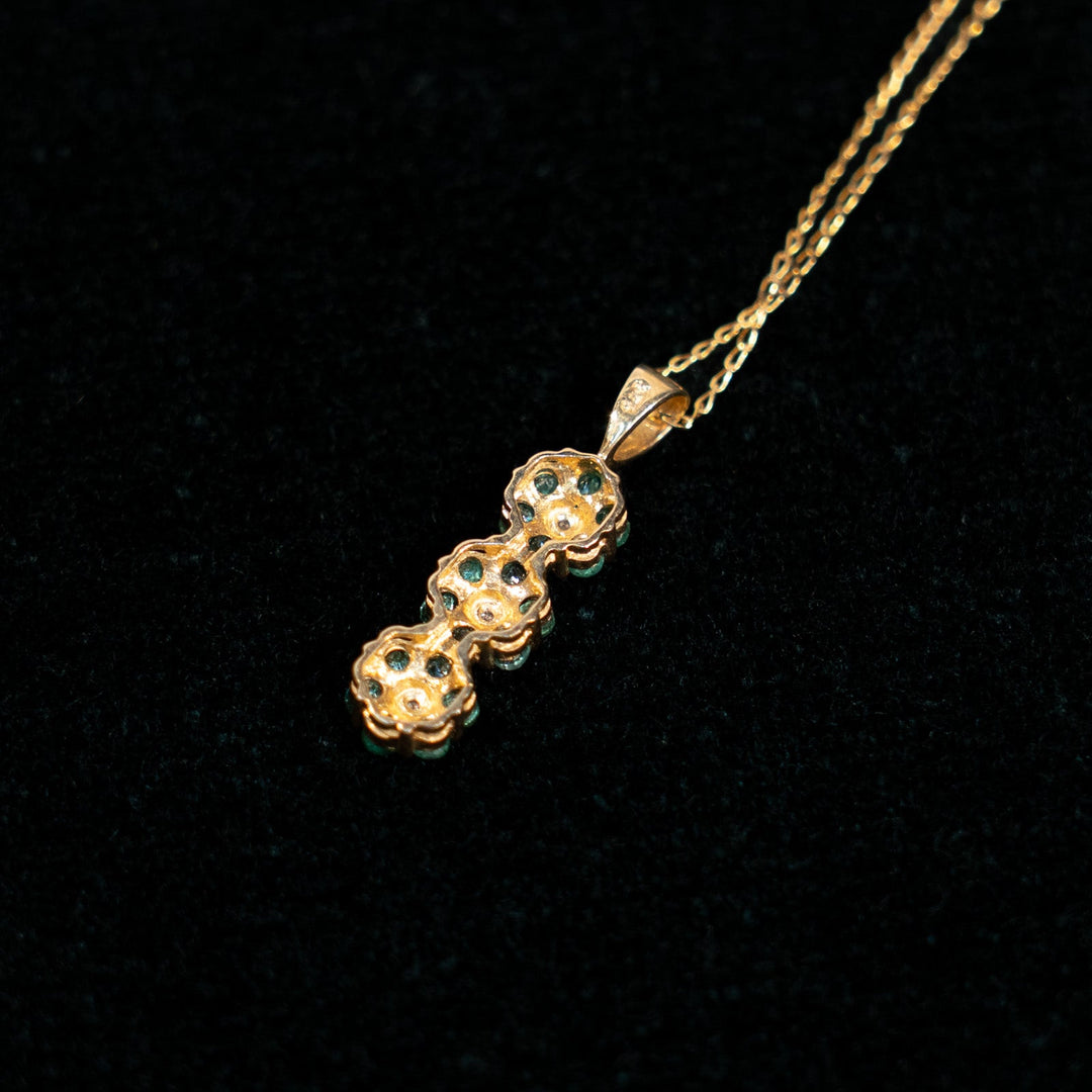 可憐な花が連なる トリプルクラスター ダイヤモンド エメラルド ペンダント /23K