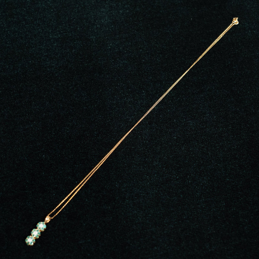 可憐な花が連なる トリプルクラスター ダイヤモンド エメラルド ペンダント /23K