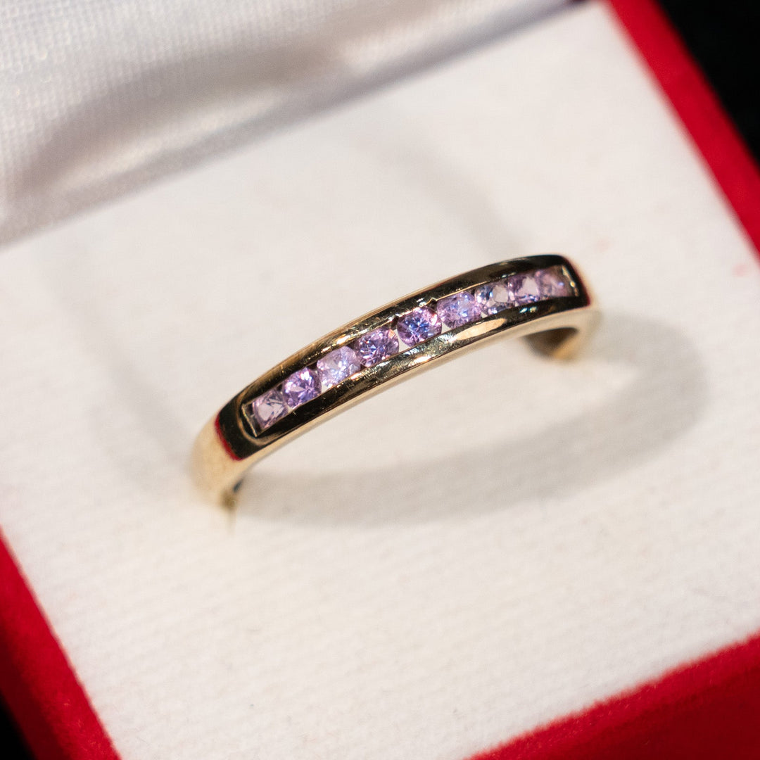 レール留めのデザインがすっきりとした印象 アメジスト ハーフエタニティ アンティークリング /23K