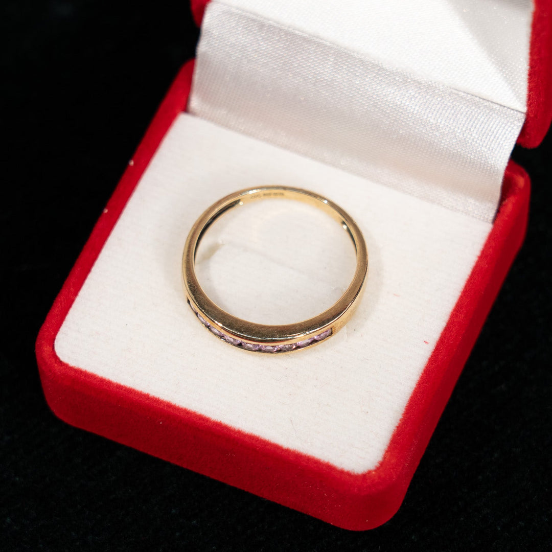 レール留めのデザインがすっきりとした印象 アメジスト ハーフエタニティ アンティークリング /23K