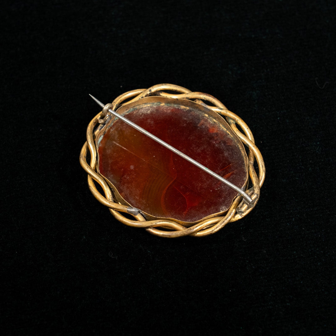 ツイストロープのフレームにセットされた瑪瑙が独特の雰囲気を醸し出す アゲート オーバルブローチ /23K
