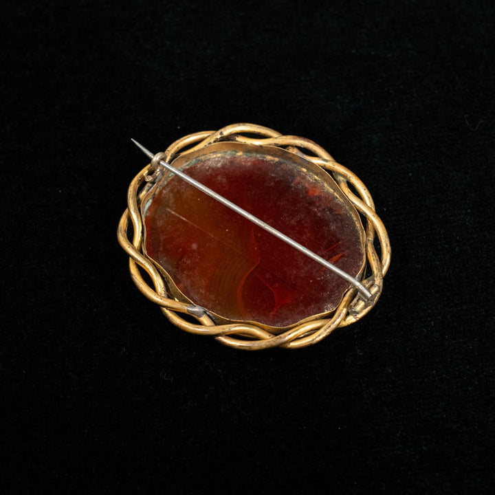 ツイストロープのフレームにセットされた瑪瑙が独特の雰囲気を醸し出す アゲート オーバルブローチ /23K