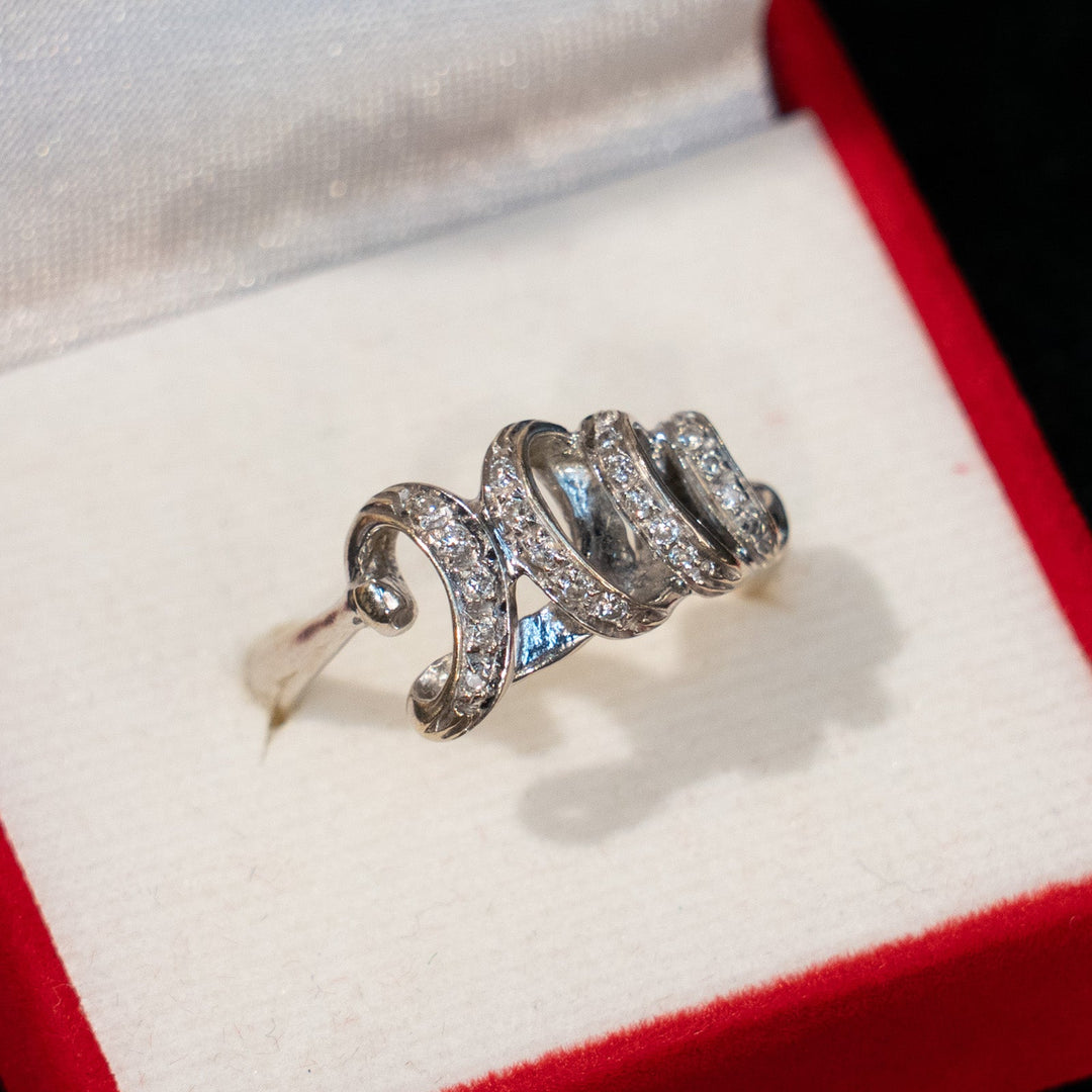 優雅な渦巻模様が立体感のある輝きを放つ ダイヤモンド アンティークリング /23K