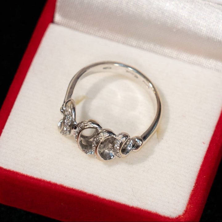 優雅な渦巻模様が立体感のある輝きを放つ ダイヤモンド アンティークリング /23K