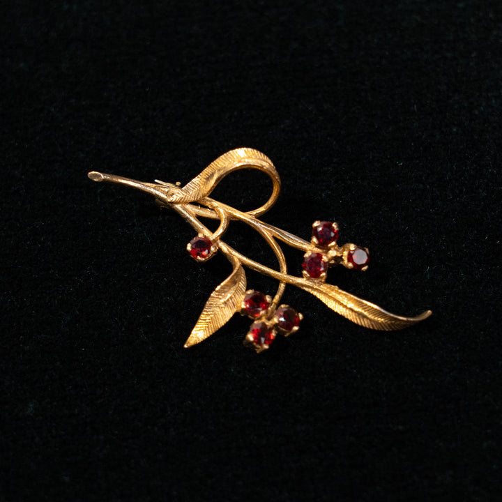 優雅な葉のシルエットにガーネットの実が可愛らしい ブローチ /23K