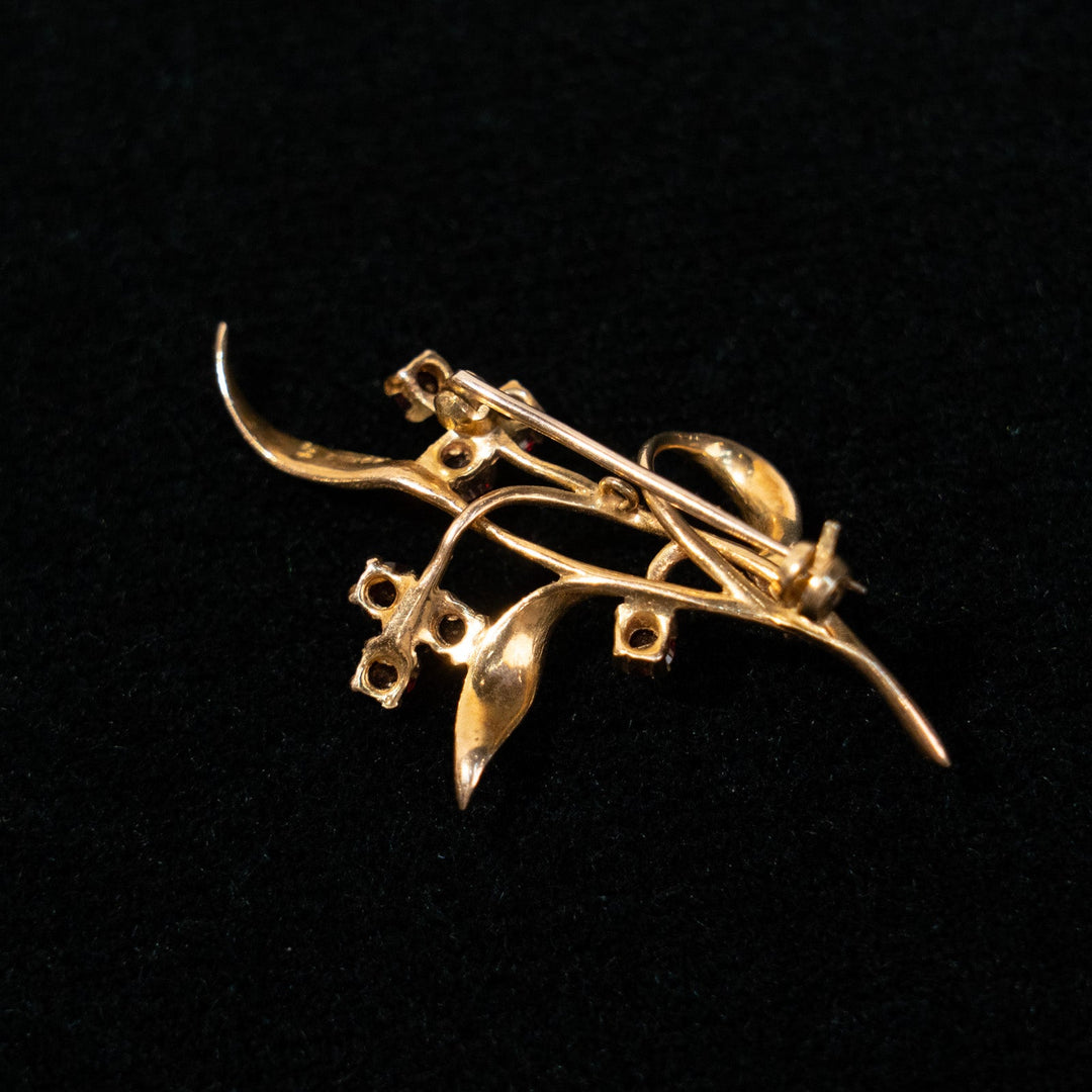 優雅な葉のシルエットにガーネットの実が可愛らしい ブローチ /23K