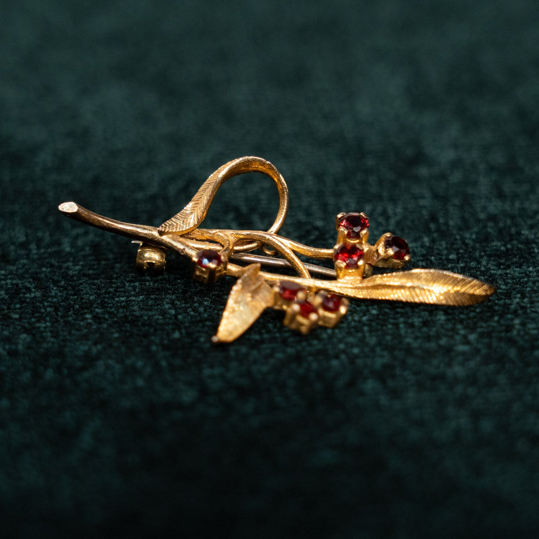 優雅な葉のシルエットにガーネットの実が可愛らしい ブローチ /23K
