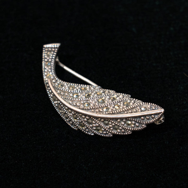 繊細な葉のシルエットが表現された リーフモチーフ シルバー マルカジット ブローチ /23K