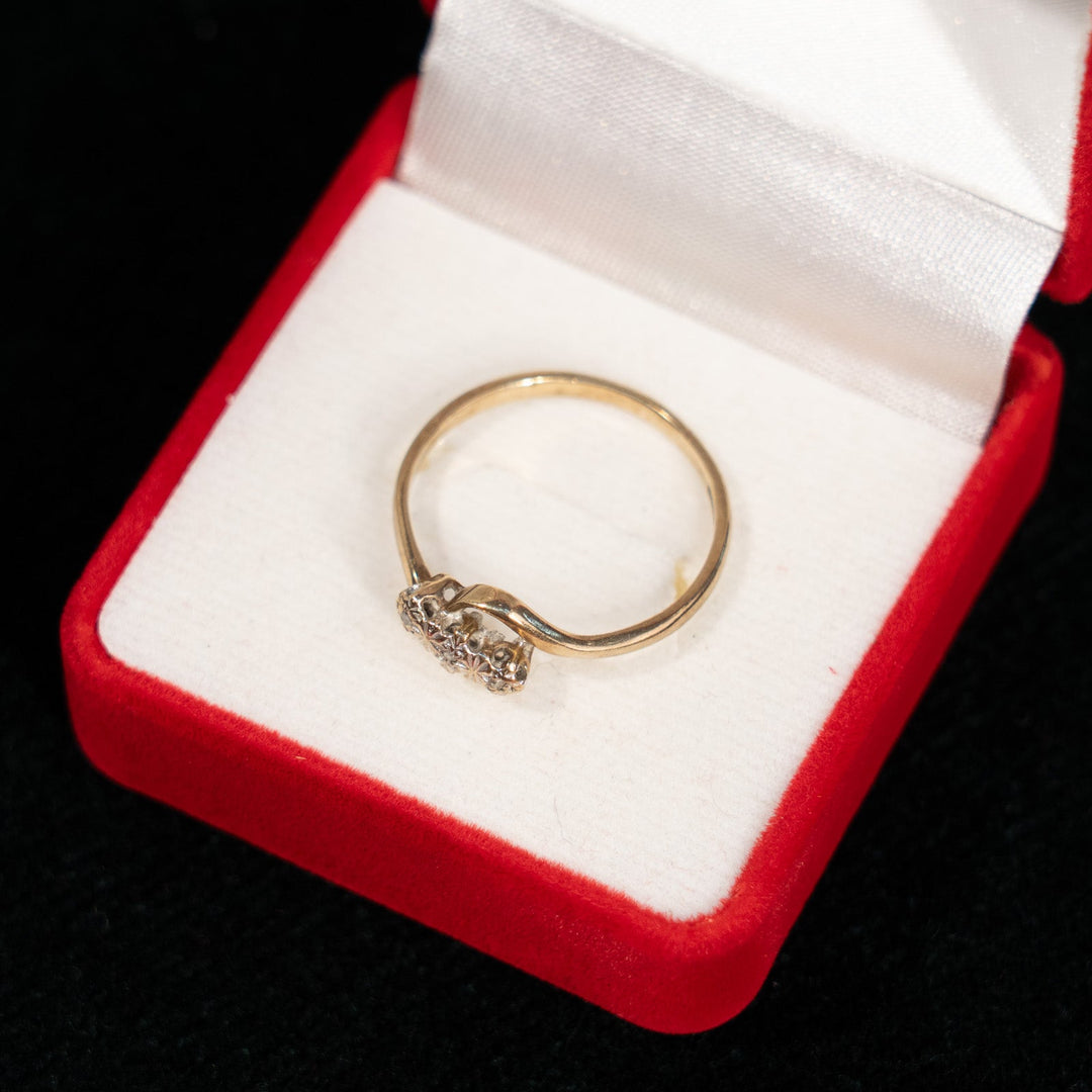 ダイヤモンドを包み込む様なエレガントなデザイン アンティークリング /23K