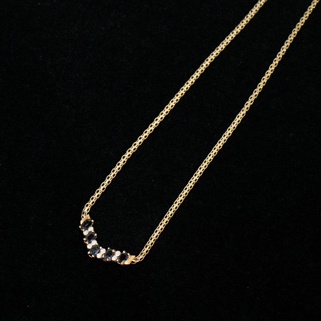 ダイヤモンドとサファイアが交互に並ぶ華やかなデザイン ビブネックレス /23K